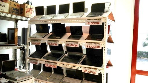中古ノートパソコンの販売棚